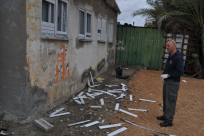 بالصور: تهشيم نوافذ الكنيس اليهودي في حي الواحة الخضراء بمدينة اللد